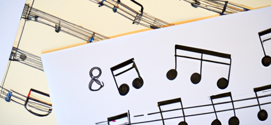 Imagem mostrando composição musical com elementos matemáticos em sala de aula